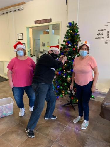 New Leaf Clubhouse members decorating the Christmas tree