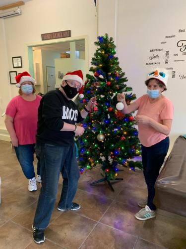New Leaf Clubhouse members decorating the Christmas tree